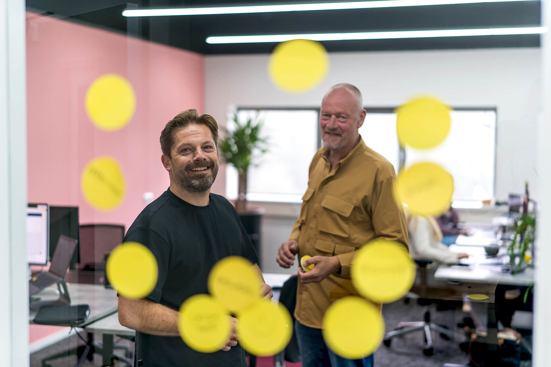 Medewerkers van Byteffekt brainstormen op kantoor in Heerenveen